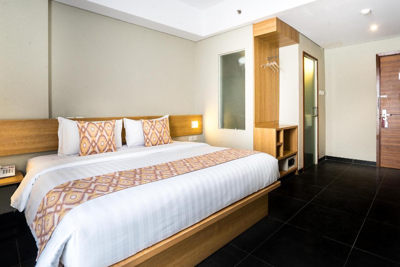 Maple Hotel Grogol Jakarta Exterior foto
