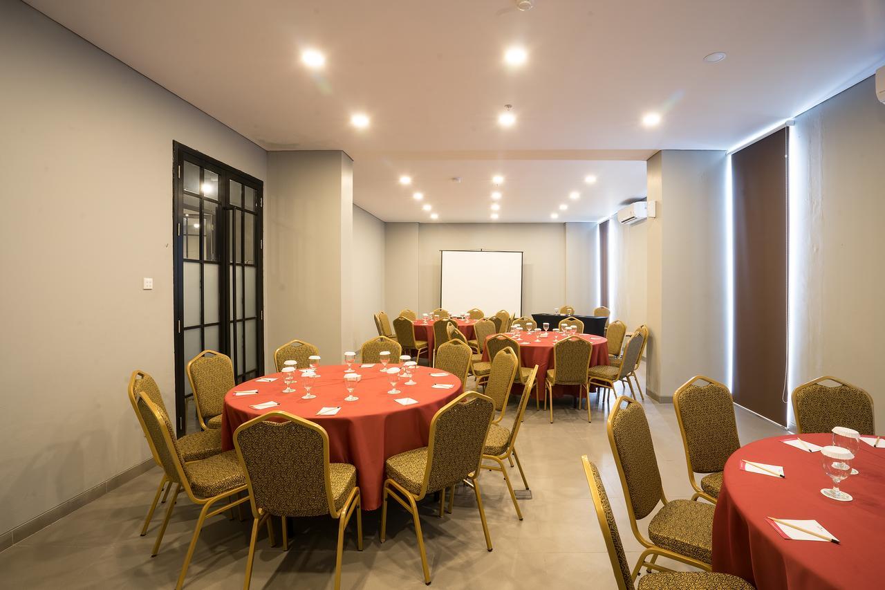 Maple Hotel Grogol Jakarta Exterior foto