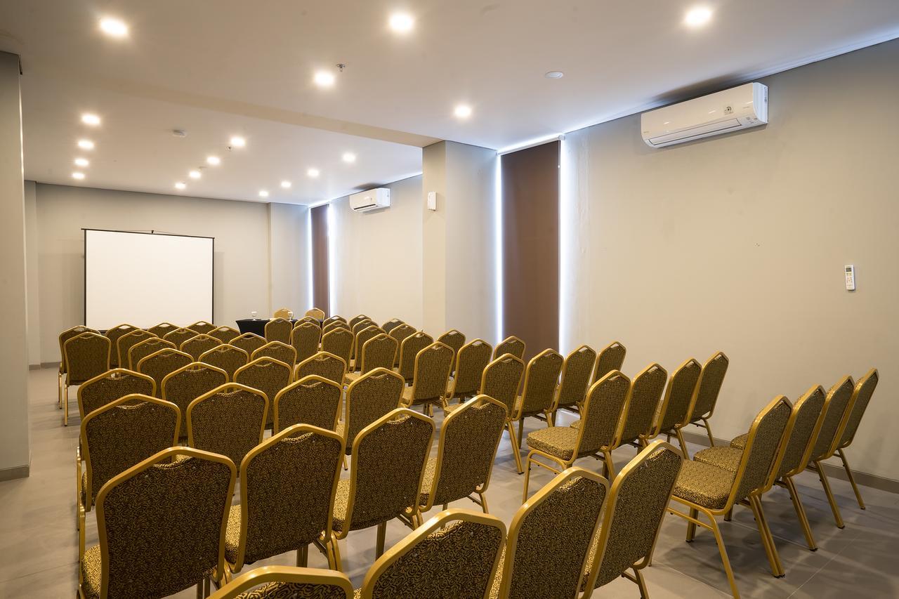 Maple Hotel Grogol Jakarta Exterior foto