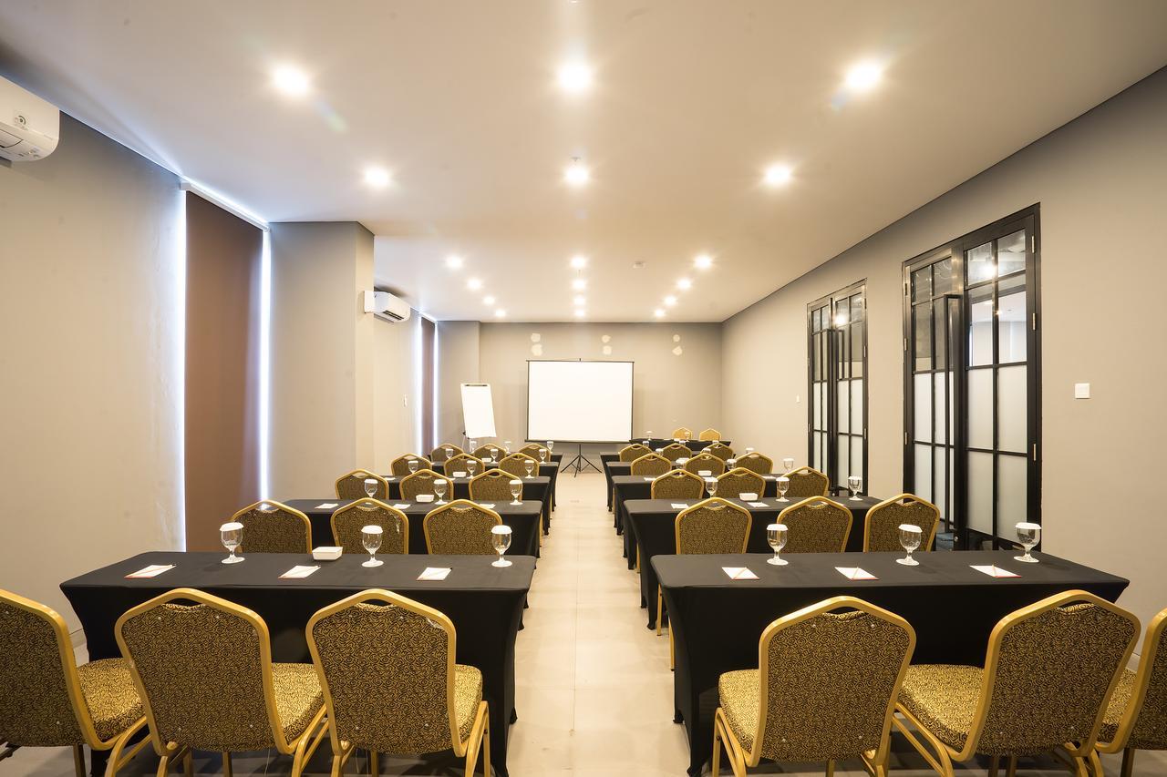 Maple Hotel Grogol Jakarta Exterior foto